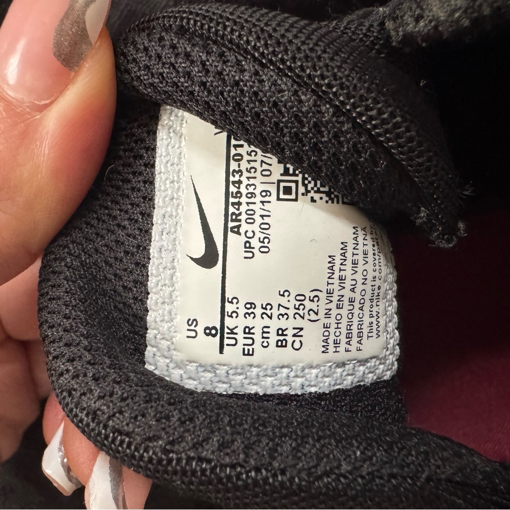 Nike Black and White Shoes with gold and red details - Picture 6 of 8